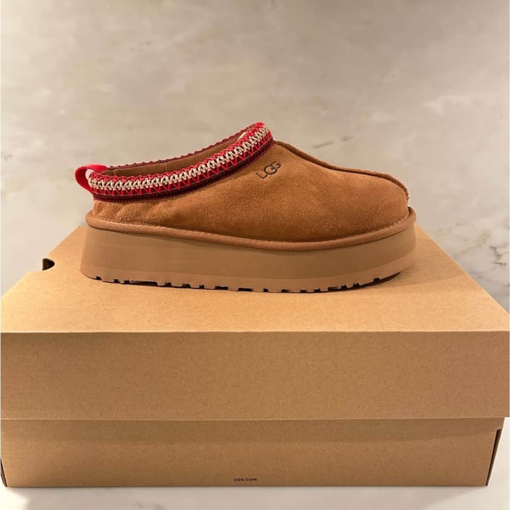 NWT- size 7 Ugg